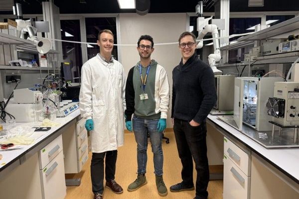 ZČU se pouští do „závodu o vodík“, slunce má pomoct zlevnit jeho výrobu