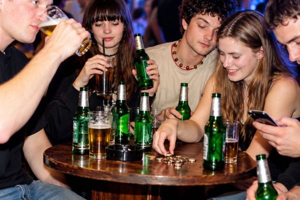Alkohol, drogy a mládež pod lupou hygieniků. Každá pátá kontrola odhalila porušení předpisů