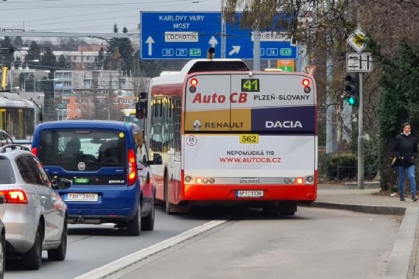 Plzeňsko drží veřejnou dopravu bez změn. Drahá nafta však tlačí na zdražování rozvozu jídel