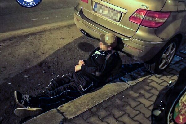 Pod autem v Plzni našli opilce s 2,27‰