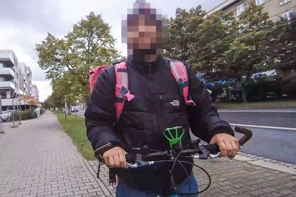 Agresivní, opilý a zdrogovaný kurýr utíkal před policií