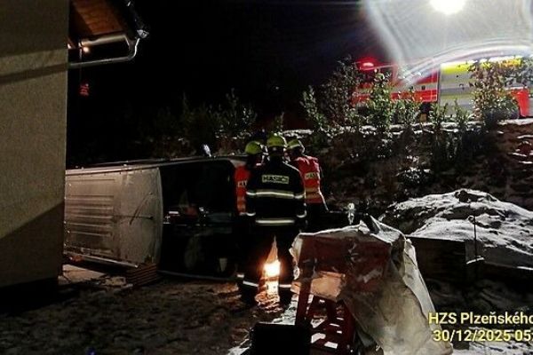 Dodávka sjela ze svahu, skončila na boku tesně vedle domu