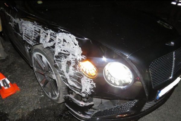 Fingovaná nehoda Bentley, které užíval Limberský. Odvolací soud potvrdil verdikt