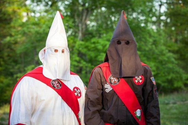 Halloween v Rokycanech řeší policie, studenti soutěžili v převlecích za Ku-klux-klan