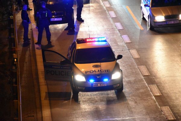 Hledaný muž se procházel po D5, skončil v policejní cele