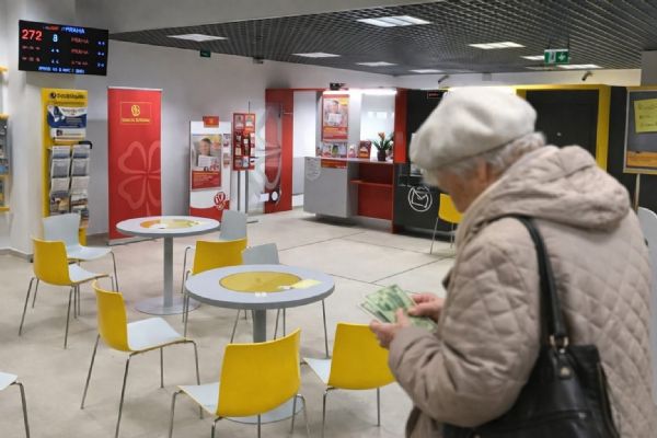 Kam zmizelo 20 tisíc? Policie v Plzni ukončila pátrání po seniorce z pošty, peníze se nenašly