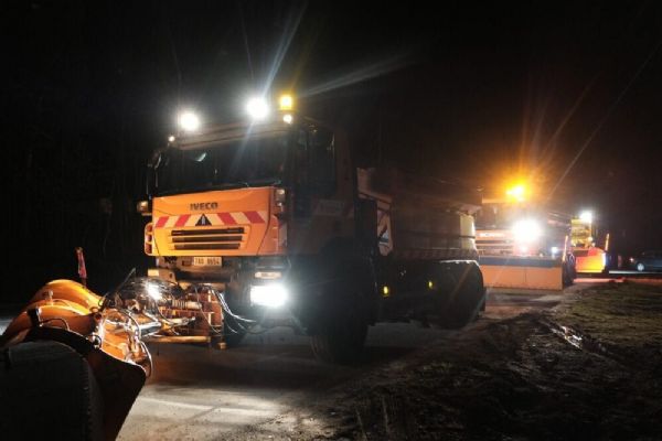 Ledové probuzení v kraji, v Nepomuku padaly stromy, nehody na D5 a jižním plzeňsku