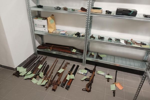 Lidé v Plzeňském kraji odevzdali stovky zbraní. Policie varuje: granát na služebnu nevozte