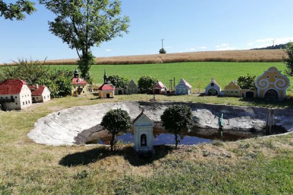 Minináves v Plešovicích, vesnice pro skřítky od zedníka Bauera