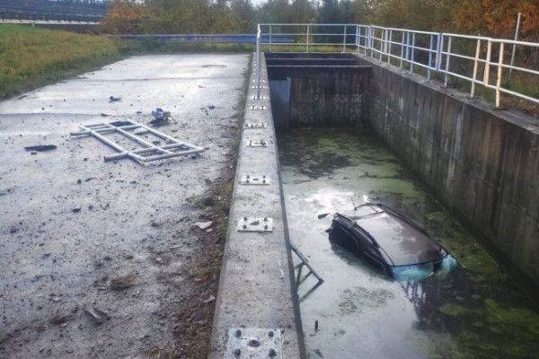 Mladík na D5 skončil autem v nádrži, škoda 300 tisíc