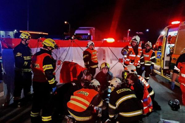 Mladík spadl z mostu na D5, těžce se zranil. Policie prověřuje pokus o sebevraždu