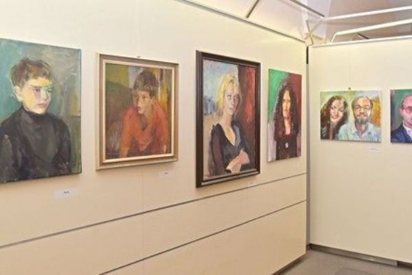 Nastavené tváře v mázhauzu radnice, výstava Květy Monhartové