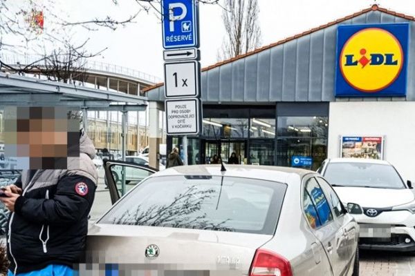 Parkoval na stání pro rodiče s 23 let neplatným řidičákem