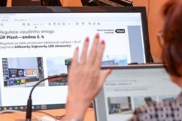Plzeň omezí reklamu: lepší prostředí a historická harmonie