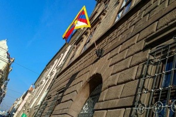Plzeň vyvěsila tibetskou vlajku