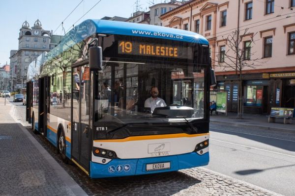 Plzeňský kraj zavádí 25% slevy na jízdné pro žáky a seniory