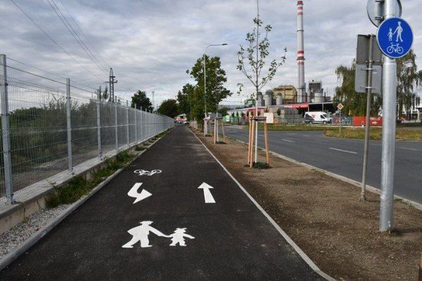Podél Jateční je teď cesta bezpečnější. Plzeň dokončila chybějící stezku pro pěší a cyklisty
