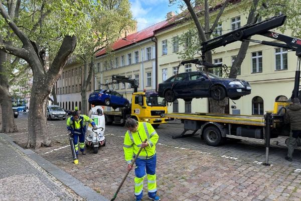 Podzimní blokové čištění začalo v Praze už 18. srpna. Pokuty mohou dosáhnout 5 000 Kč, přemístění auta stojí 2 400 Kč