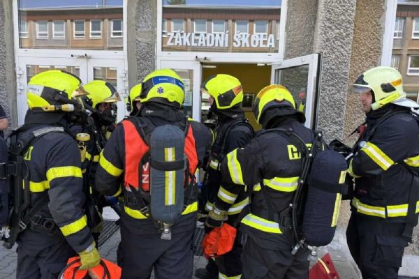 Požární cvičení ve Studénce: hasiči zachraňovali a likvidovali požár