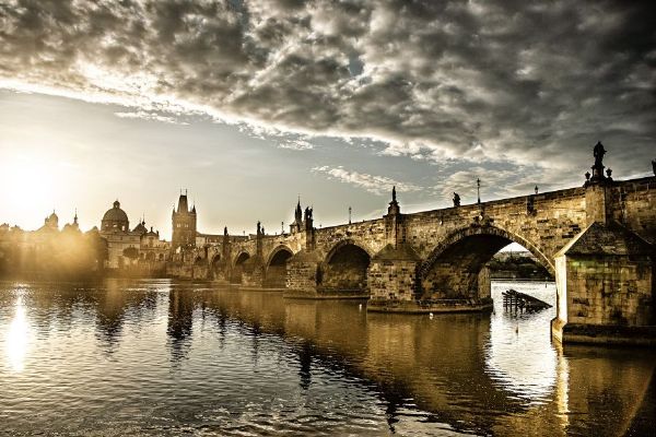 Praha si připomněla 669 let od založení Karlova mostu ranním průvodem s Karlem IV.