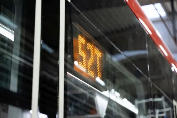 Prahou projíždí nová tichá tramvaj: Škoda ForCity Plus 52T