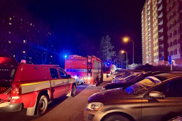 Prskavky na stromku zapálily 2 byty