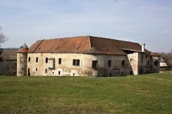 Renesanční zámek vzkvétá: Nová kaple posvěcena biskupem
