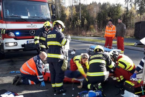 Smrtelná nehoda u Plzně, po nárazu do stromu zemřela řidička Škody Fabia