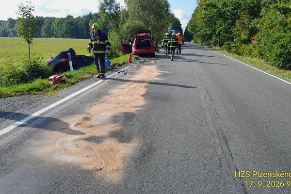 Srážka u Mýta skončila autem na střeše. Policie prověřuje náraz zezadu