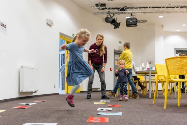 Techmania zve rodiny s dětmi na Zvídavé hraní. Dubnový program nabídne bádání mezi řádky