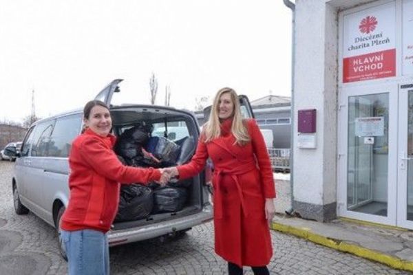Úředníci poslali první zásilku oblečení pro charitu, zapojte se také