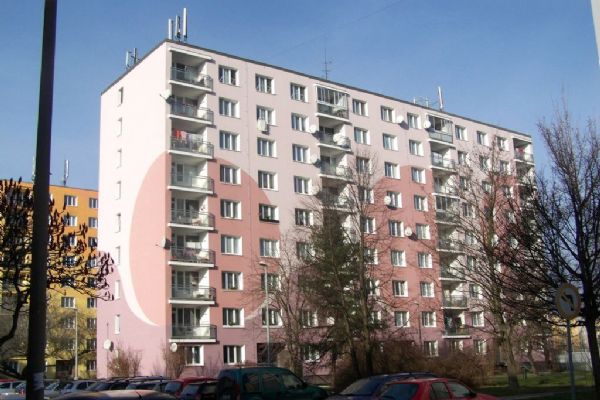 Vandal znečišťuje panelák močí - plzeňané trpí zápachem
