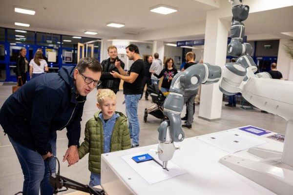 Vědecká noc v Plzni - jubilejní 20. ročník plný experimentů a poznání