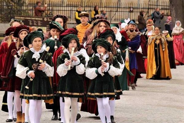 Vodáci odemykají Vltavu, odpoledne město oživí historický průvod