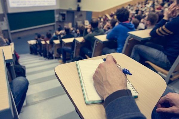 Zahraniční studenti tvoří téměř 18 % na českých univerzitách