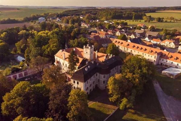 Zámek Police na Vysočině: Otevření 31. května 2025 s unikátními expozicemi