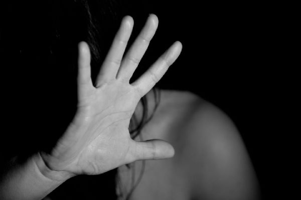 Toužim: Muž brutálně znásilnil mladistvou dívku
