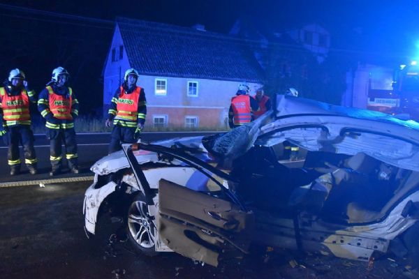 Bečov nad Teplou: Osobní vozidlo narazilo do zdi
