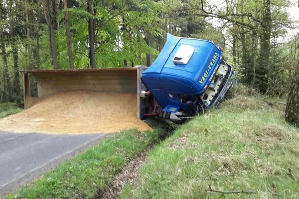 Kaceřov: U obce se převrátilo nákladní auto převážející písek