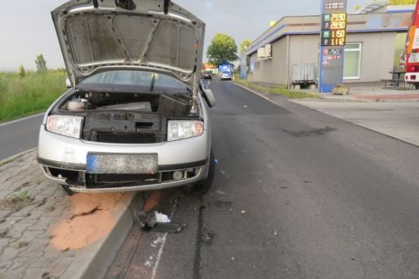 Karlovarsko: Řidič při odbočování přehlédl středový ostrůvek