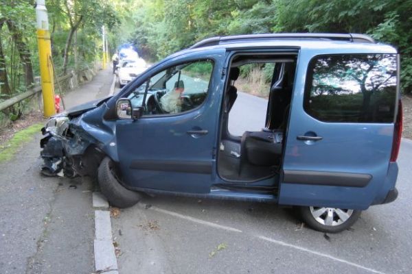 Karlovy Vary: Kvůli nepozornosti řidičky došlo ke střetu vozidel 
