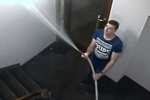 Karlovy Vary: Policie pátrá po muži z videozáznamu. Vytopil vstupní halu hotelu