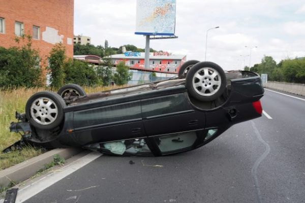 Karlovy Vary: Řidička usnula. Skončila s vozidlem na střeše