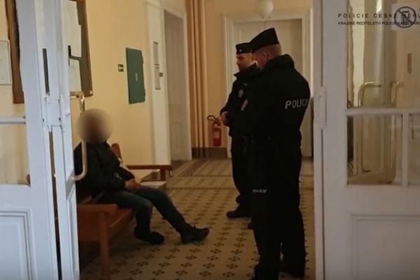 Karlovy Vary: Využili svízelné situace seniora a uzavřeli na něj několik smluv