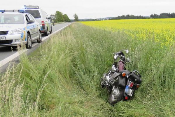 Krásné Údolí: Dopravní nehoda motorkáře. Došlo k těžkému zranění spolujezdkyně