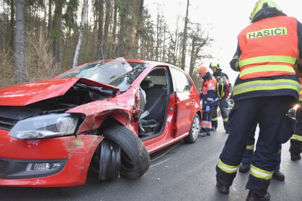 Mezirolí: Střet osobního vozidla s dodávkou. Řidiče vyprošťovali hasiči