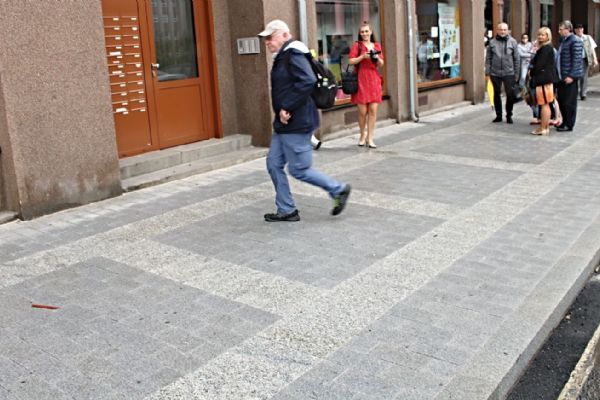 Sokolov: Chodníky na náměstí Budovatelů jsou opravené