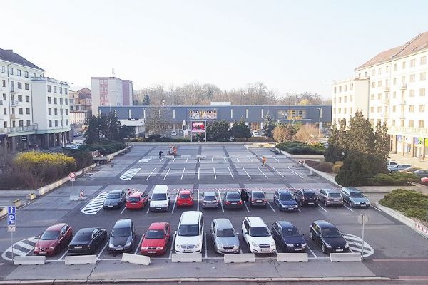 Sokolov: K dočasnému rozšíření parkovacích míst dojde na náměstí Budovatelů