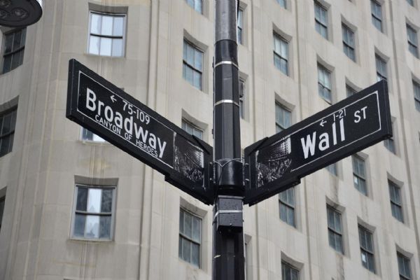 Americké akcie klesají - Fed nesníží sazby