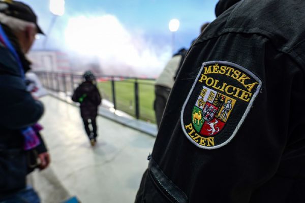 Bezpečnostní opatření v Plzni - speciální jednotky hlídají zápas Viktorky s Baníkem